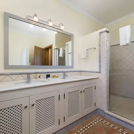 Sleeps 4 With Air Con And Wifi Villa